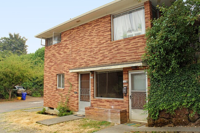 Foto del edificio - 126-140 NE 59th Avenue