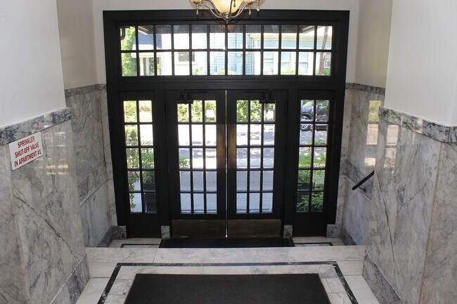 Foto del edificio - 1928 SW Laurel St