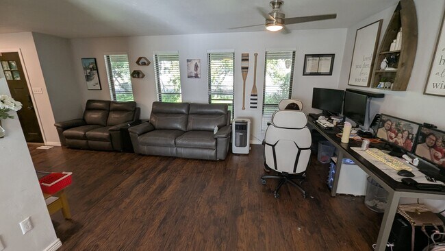Foto del edificio - 921 Woodridge Dr