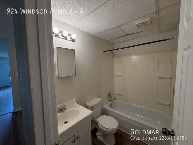 Building Photo - 1 Bedroom Updated Lower level