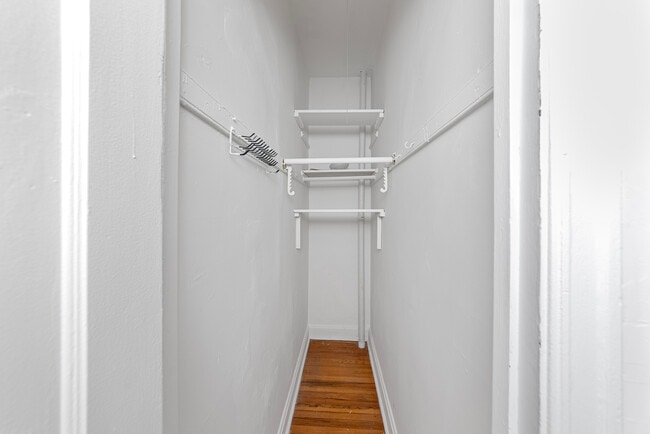 Building Photo - 1353 W Catalpa-2