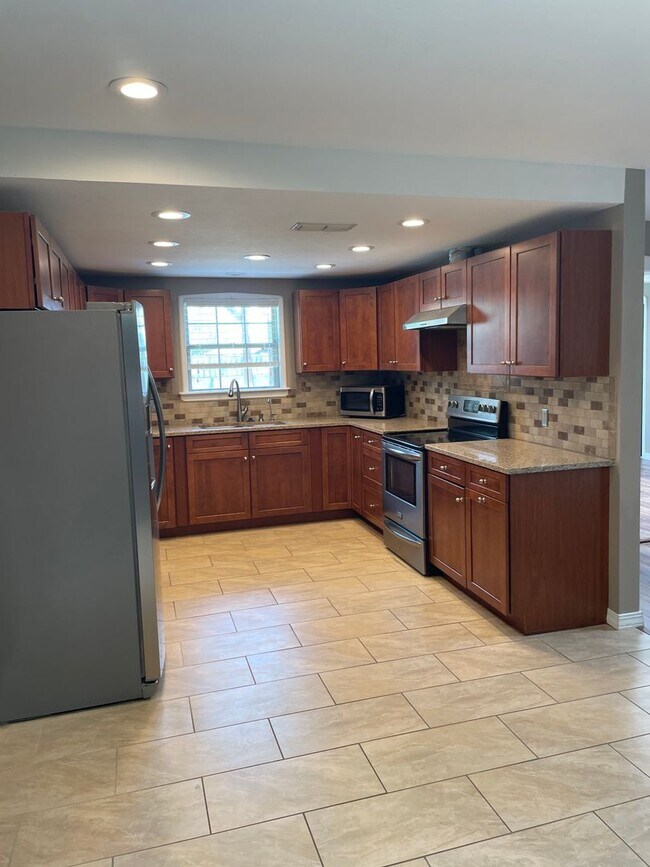 Building Photo - Pet Friendly property!