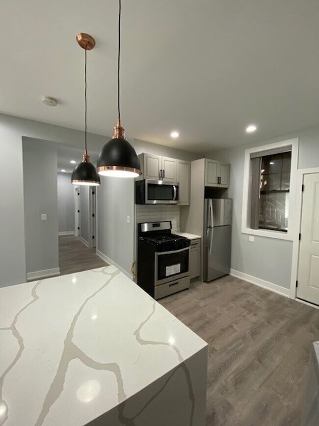 Building Photo - 7644 N Eastlake Ter