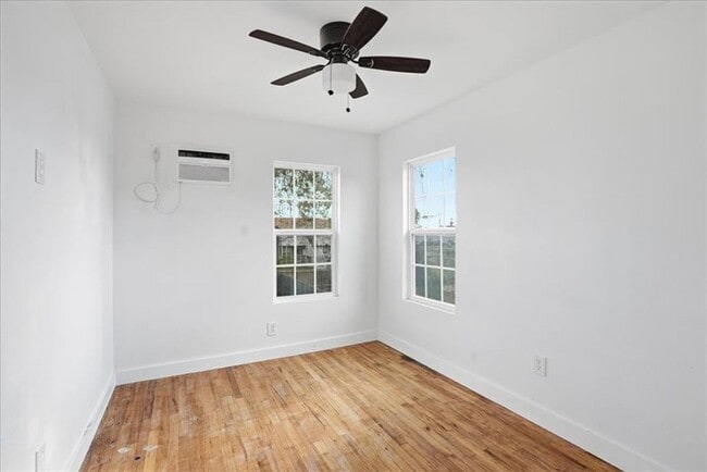 Foto del edificio - Remodeled 1 Bedroom / 1 Bathroom Unit in Updated Four-Plex