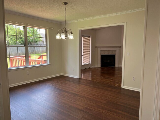 Building Photo - 3BR/2BA Available Today!