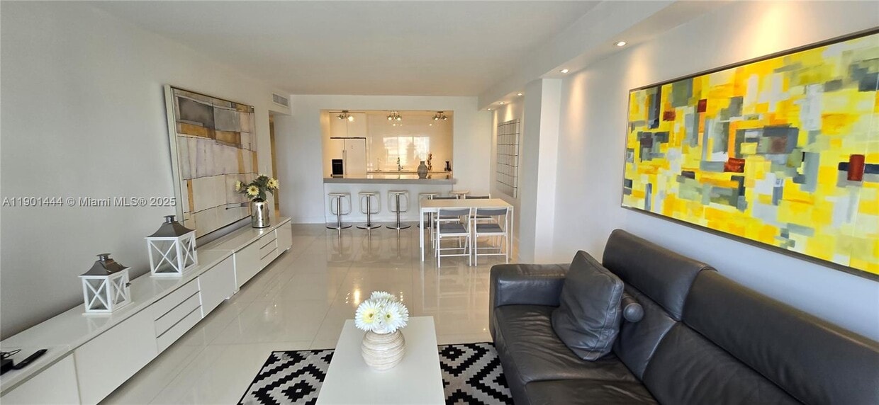 Foto principal - 19390 Collins Ave