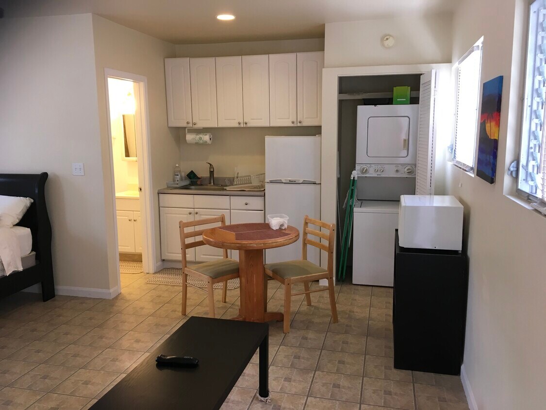 Kitchenette, washer/dryer, private bathroom. - 6741 Hawaii Kai Dr