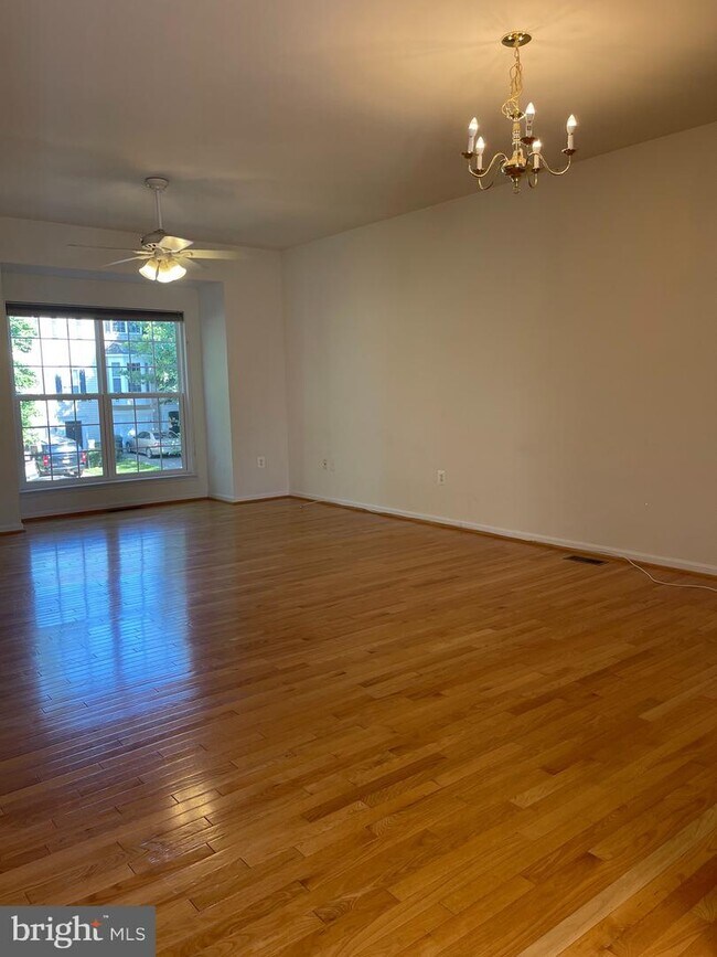 Building Photo - 2229 Forsythia Dr