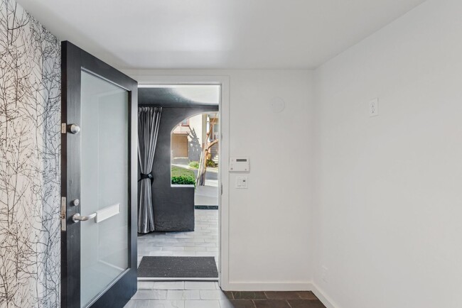 Building Photo - Fantastic 3BR 3BTH home, panoramic views, ...