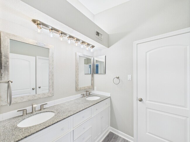 Foto del edificio - 8055 Cambridge St