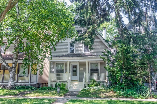 Building Photo - MOVE IN READY TODAY! Pet-Friendly Single F...