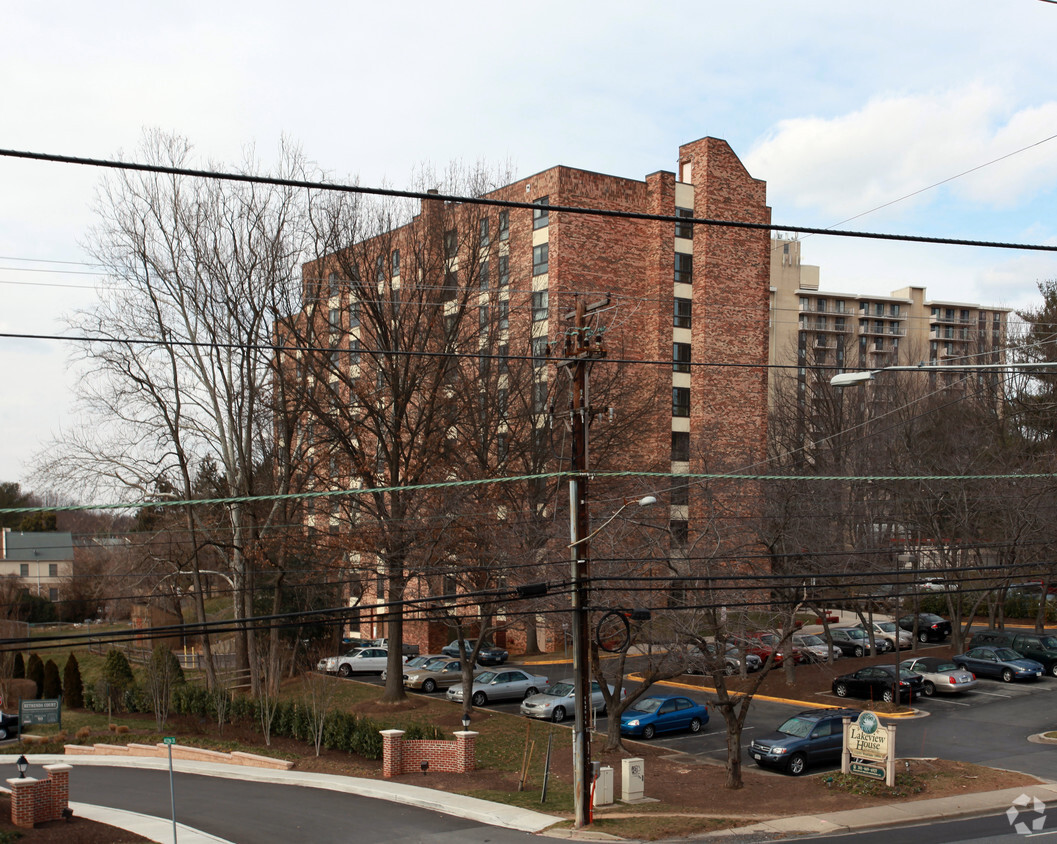 Primary Photo - Lakeview Apartments