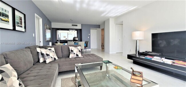 Building Photo - 3731 N Country Club Dr