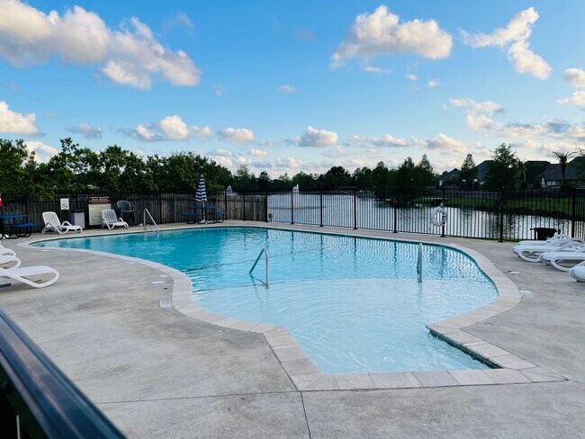 Building Photo - 204 Meadow Lake Dr