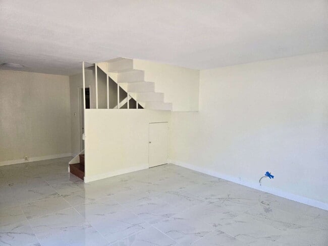 Building Photo - Spacious 3-bed, 2-bath condo is located in the heart of UTC, right on the UCSD bus line! It featu...