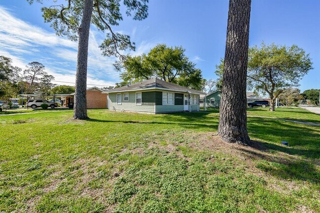 Building Photo - 10714 Fleming Dr