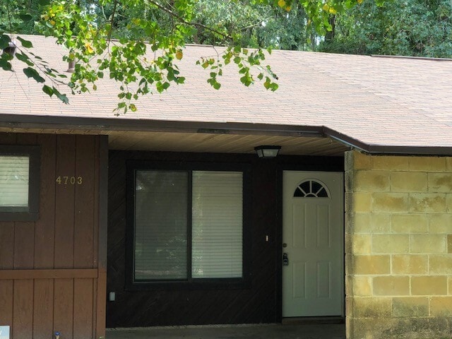 Primary Photo - Remodel in Green Leaf with small fenced ba...