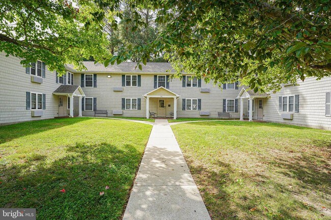 Building Photo - 802 Travers St