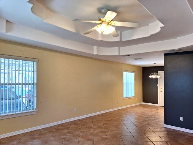 Building Photo - 2118 Aruba Dr