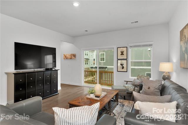 Foto del edificio - 2410 Arbor Loop Dr