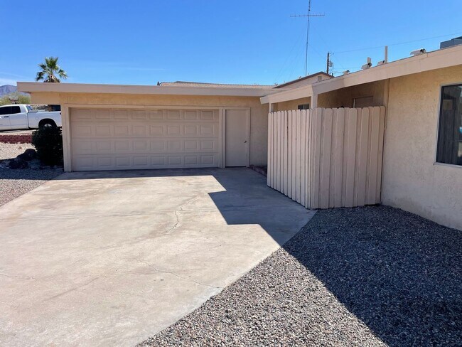Foto del edificio - Move in ready! Owner offering move in special price-CALL FOR INFO.
