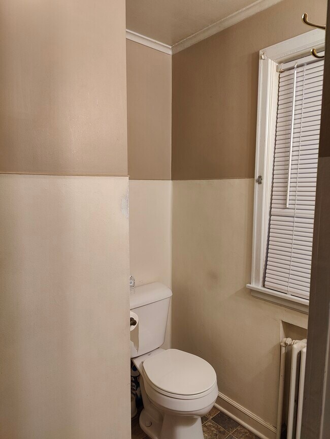 Bath 1 - 511 S Elm Ave