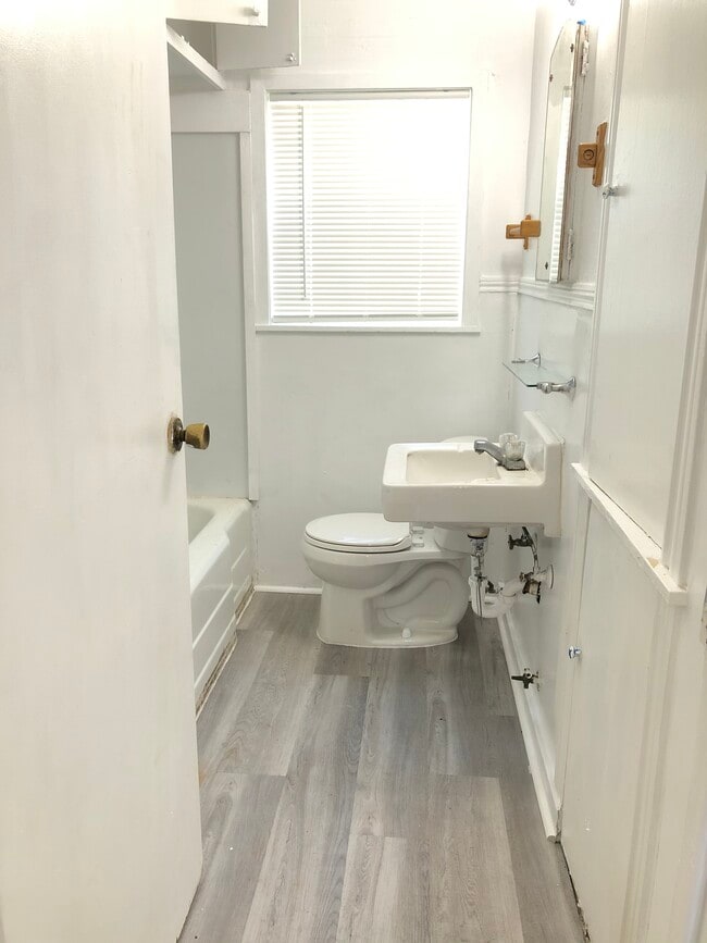 Baño - 2830 Sarita St