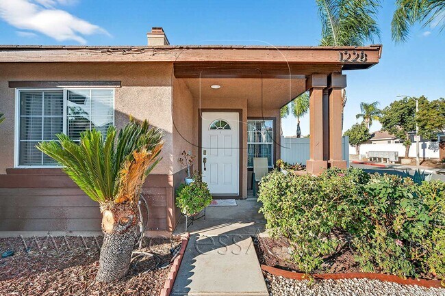 Building Photo - Charming Corner Lot Home 3 Bed/2 Bath Home In Perris!