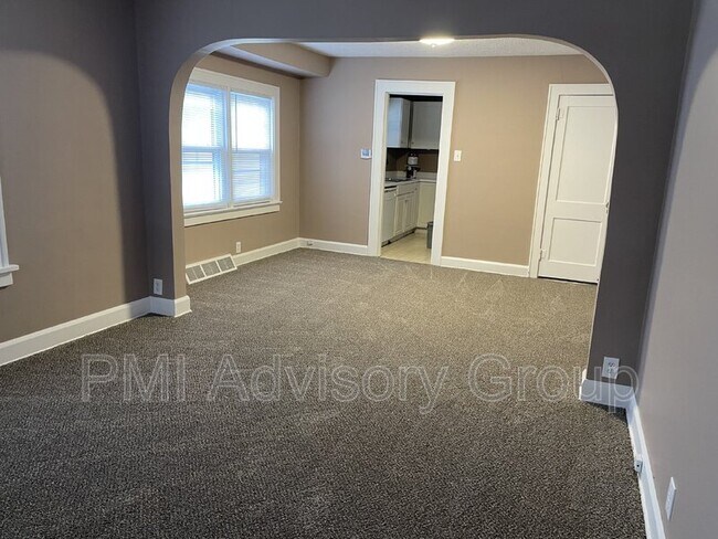 Building Photo - 1217 SW Medford Ave