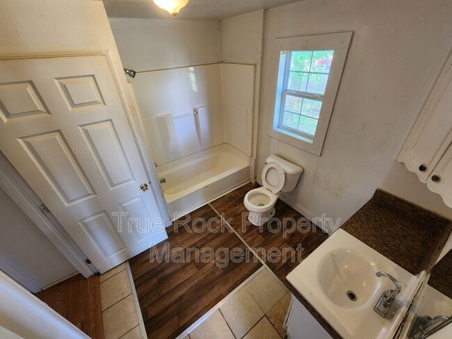 Building Photo - 400 N Division St