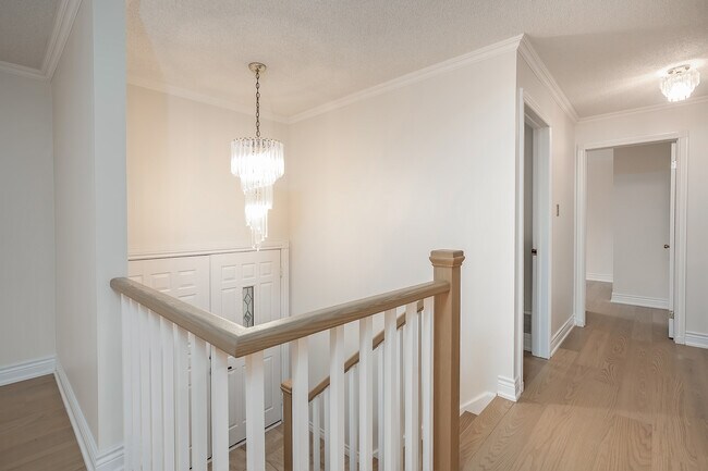 Building Photo - 475 Sparling Crescent