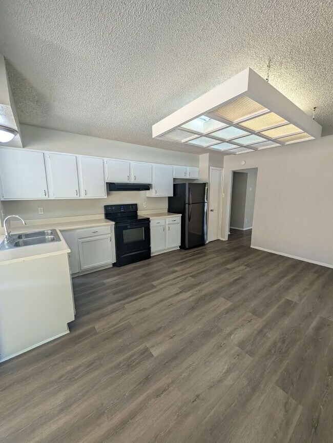 Foto del edificio - 6807 Blue Lake Dr