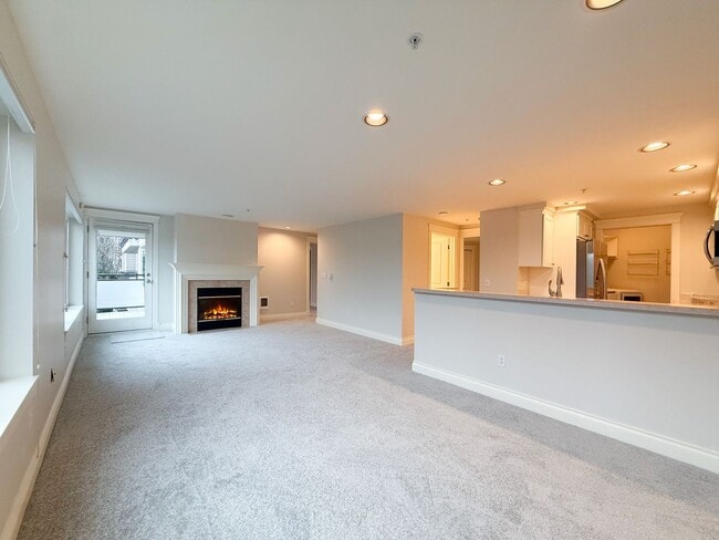 Building Photo - 2334 Thorndyke Ave W