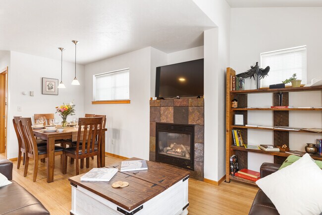 Gas fireplace and fully equipped dining room - 1468 Mae St