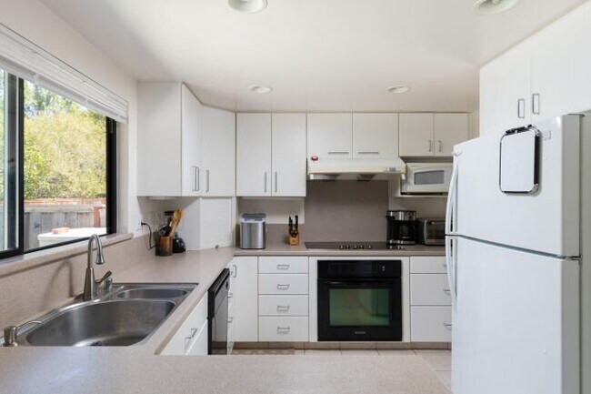 Building Photo - 4 bedroom in San Rafael CA 94903