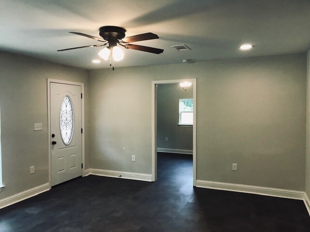 Building Photo - 1604 Sun Ln