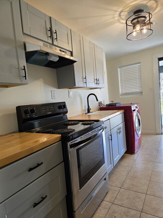 Foto del edificio - 1355 Dewitt St