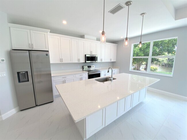 Building Photo - ** GOLDEN GATE ** 4 BED / 2 BATH - SINGLE ...