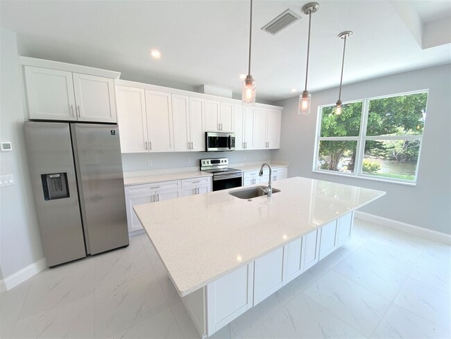 Foto del edificio - ** GOLDEN GATE ** 4 BED / 2 BATH - SINGLE ...