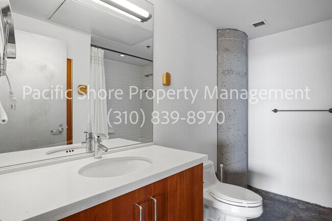 Foto del edificio - Large Loft with Modern Finishes at Historic Toy Factory Lofts!