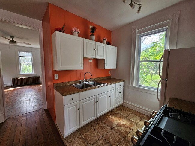 Building Photo - 2 bedroom Cozy Bungalow in Etna!