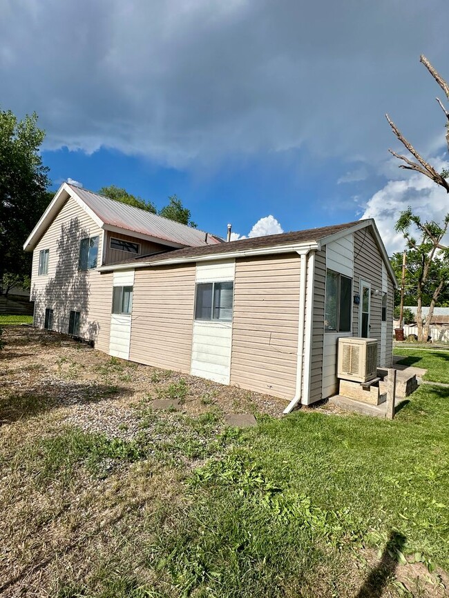 Building Photo - Four Bedroom Three Bath Home