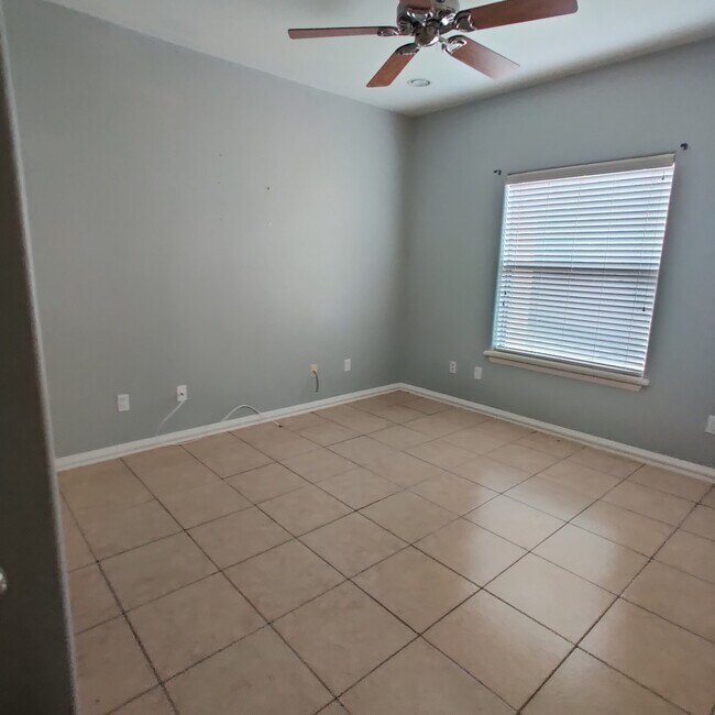 Foto del edificio - 633 E Sandyhills Ave