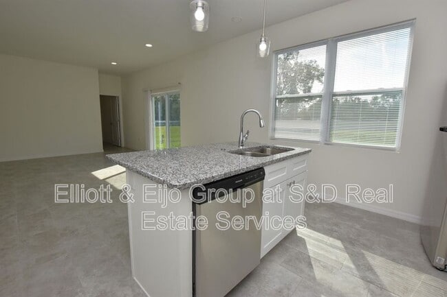 Building Photo - 206 W Crescent Dr