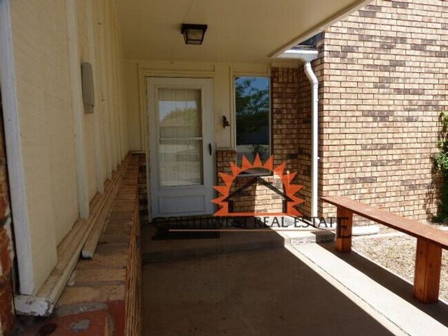 Foto del edificio - Nicely updated brick home.
