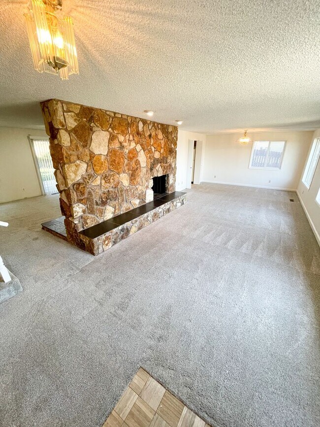 Foto del edificio - 3 Bedroom, 2 bath Spacious home in Moyina ...
