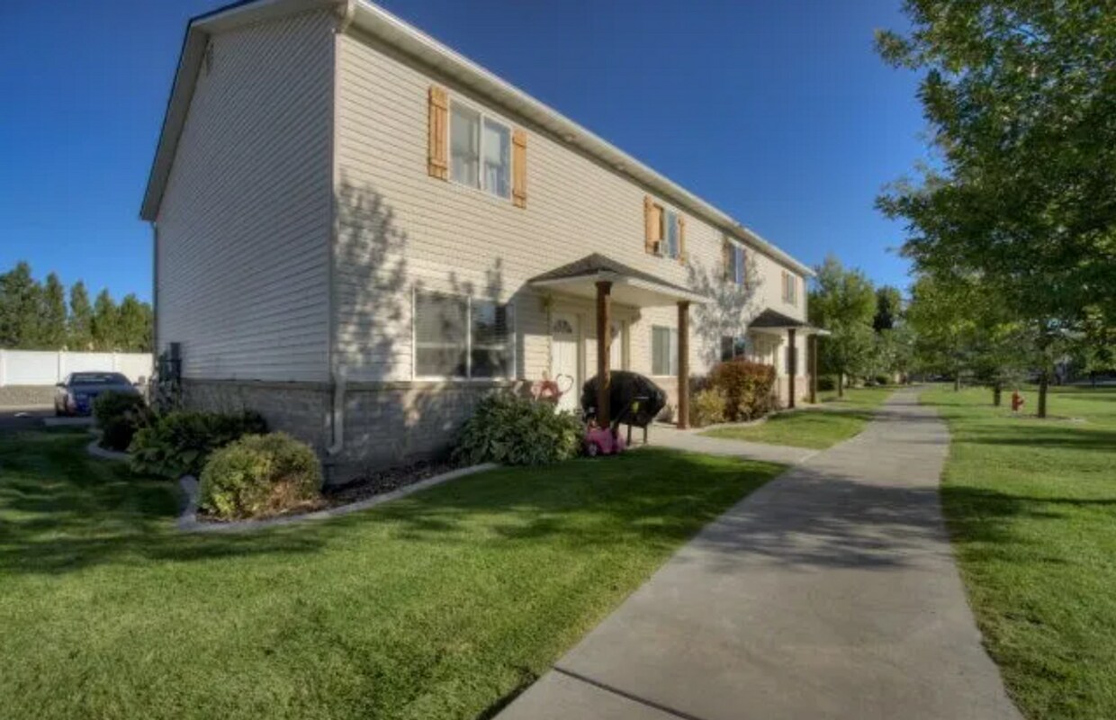 Foto principal - Cute 2 bed 1.5 bath townhome in the Meadows