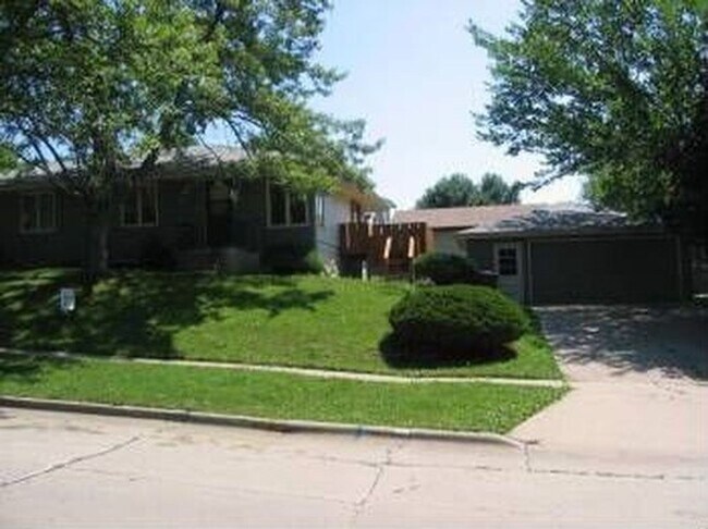 Building Photo - $1,250- 3 bed, 2 bath w/ Garage in Des Moines