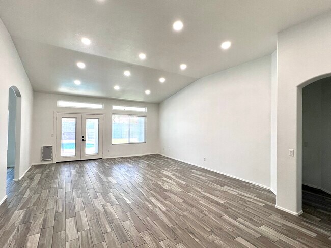 Living room - 1501 E Princeton Ave