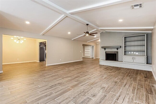 Foto del edificio - 7301 Skylark Ln